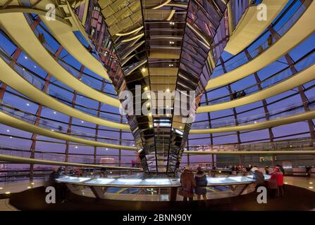 Reichstagsgebäude, Kuppel, innen, Besucher, Bundestag, Regierungsviertel, Berlin, Deutschland Stockfoto