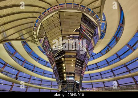 Reichstagsgebäude, Kuppel, innen, Besucher, Bundestag, Regierungsviertel, Berlin, Deutschland Stockfoto