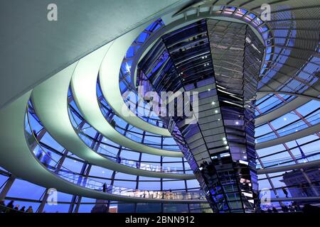 Reichstagsgebäude, Kuppel, innen, Besucher, Bundestag, Regierungsviertel, Berlin, Deutschland Stockfoto