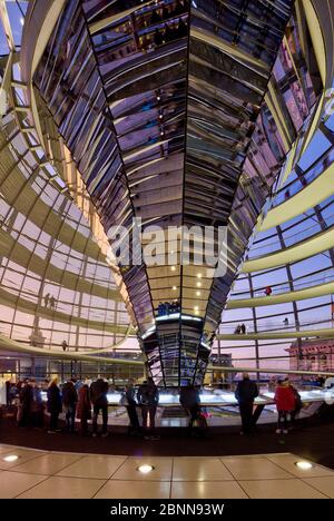 Reichstagsgebäude, Kuppel, innen, Besucher, Bundestag, Regierungsviertel, Berlin, Deutschland Stockfoto