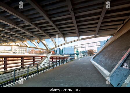 Blick über die Spree, Kronprinzenbrücke, Marie-Elisabeth-Lüders-Haus, Spreebogenpark, Regierungsviertel, Berlin, Deutschland Stockfoto