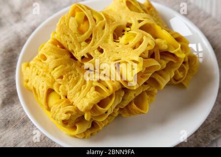 Hausgemachte Net Crepe Roti Jala auf einem weißen Teller, niedrige Winkel Ansicht. Nahaufnahme. Stockfoto