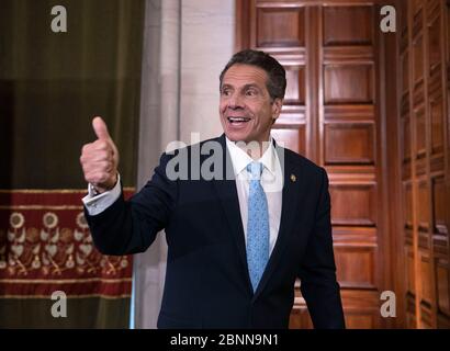 (200515) -- ALBANY (USA), 15. Mai 2020 (Xinhua) -- der Gouverneur des Bundesstaates New York, Andrew Cuomo, reagiert nach einer Pressekonferenz in Albany im US-Bundesstaat New York, am 15. Mai 2020. Der US-Bundesstaat New York wurde am Freitag teilweise wieder eröffnet, während die "PAUSE"-Order für die übrigen Regionen, einschließlich New York City (NYC), bis Mai 28 verlängert wird, sagte Gouverneur Andrew Cuomo am Freitag. (Mike Groll/Büro des Gouverneurs Andrew M. Cuomo/Handout via Xinhua) Quelle: Xinhua/Alamy Live News Stockfoto