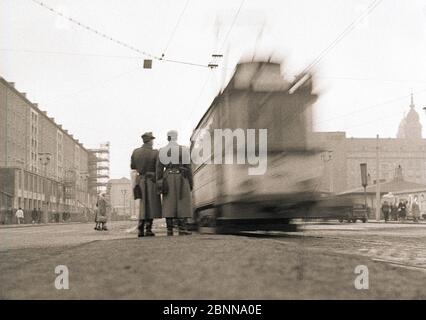 Zwei Polizeibeamte beobachten den Morgenverkehr in der Prager Straße in Dresden Stockfoto
