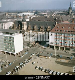 Blick vom Turm der Thomaskirche auf die Leipziger Innenstadt auf den Markt, das alte Rathaus, das neue Messeamt und die Messehalle auf dem Markt, rechts die Nikolaikirche Stockfoto