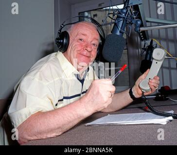 Der beliebte Leipziger Schauspieler, Kabarettist und Radiomoderator Manfred Uhlig, ebenfalls treuer Unterstützer der BSG Chemie Leipzig, moderiert humorvoll in einem Leipziger Radiostudio Stockfoto