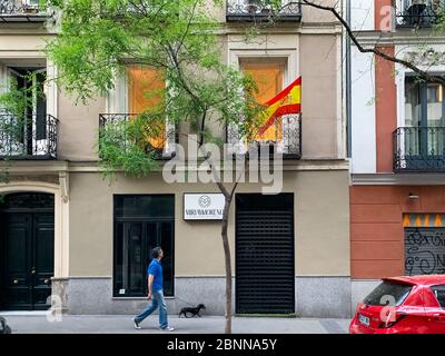 Madrid, Spanien - 1. Mai 11 2020: Blick auf die Festungsfahnen und Banner auf den Gebäuden der Stadt, nach der totalen Sperrung in Madrid durch Coronavirus (CO Stockfoto