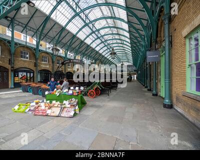 London. GROSSBRITANNIEN. Mai 2020 um 11 Uhr. Weitwinkel des Apple Market Covent Garden während der Lockdown Stockfoto