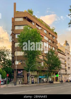 Madrid, Spanien - 1. Mai 11 2020: Blick auf die Festungsfahnen und Banner auf den Gebäuden der Stadt, nach der totalen Sperrung in Madrid durch Coronavirus (CO Stockfoto