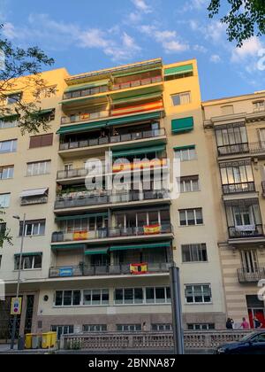 Madrid, Spanien - 1. Mai 11 2020: Blick auf die Festungsfahnen und Banner auf den Gebäuden der Stadt, nach der totalen Sperrung in Madrid durch Coronavirus (CO Stockfoto