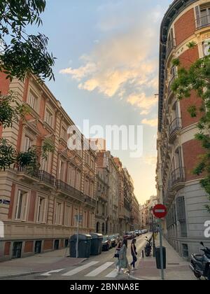 Madrid, Spanien - 1. Mai 11 2020: Blick auf die Festungsfahnen und Banner auf den Gebäuden der Stadt, nach der totalen Sperrung in Madrid durch Coronavirus (CO Stockfoto