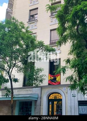 Madrid, Spanien - 1. Mai 11 2020: Blick auf die Festungsfahnen und Banner auf den Gebäuden der Stadt, nach der totalen Sperrung in Madrid durch Coronavirus (CO Stockfoto