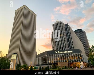 Madrid, Spanien - 1. Mai 11 2020: Blick auf die Festungsfahnen und Banner auf den Gebäuden der Stadt, nach der totalen Sperrung in Madrid durch Coronavirus (CO Stockfoto