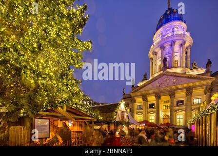 Weihnachtsmarkt, Gendarmenmarkt, Französischer Dom, Blue Hour, Berlin, Deutschland Stockfoto