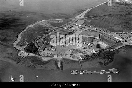 AJAXNETPHOTO. 1979. HAMBLE POINT, ENGLAND. - AN DER FLUSSMÜNDUNG - LUFTAUFNAHME VON HAMBLE POINT, HEIMAT DER FAIREY MARINE MOTOR CRUISER FABRIK AN DER MÜNDUNG DES HAMBLE FLUSSES. DIE MOTORYACHT VON TOM SOPWITH PHILANTE IST UNTEN RECHTS AUF DEN PONTONANLEGEPLÄTZEN ZU SEHEN. FOTO: JONATHAN EASTLAND/AJAX REF:1979 6057 Stockfoto