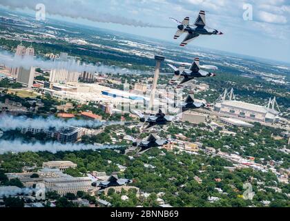 Die US Air Force Air Demonstration Squadron, die Thunderbirds fliegen in Formation über der Innenstadt von San Antonio, während der Amerika Starken Überflug 13. Mai 2020 in San Antonio, Texas. America Strong ist ein Gruß der Marine und der Luftwaffe, um im Rahmen der COVID-19-Pandemie Beschäftigte im Gesundheitswesen, Ersthelfer und andere wichtige Mitarbeiter zu würdigen. Stockfoto