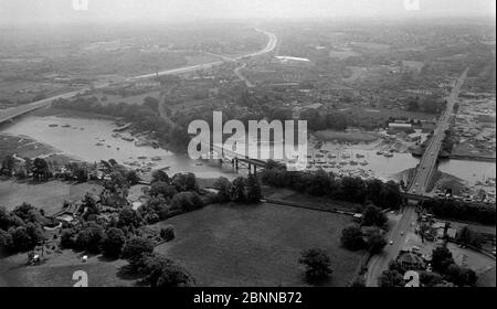 AJAXNETPHOTO. 1979. BURSLEDON, ENGLAND. - YACHTING MEKKA - LUFTAUFNAHME DES BERÜHMTEN HAMBLE FLUSSES MIT BLICK NACH OSTEN IN RICHTUNG SWANWICK (MITTE) UND WEISS (OBEN LINKS) MIT DER AUTOBAHN M27 NACH OSTEN SCHLÄNGELT OBEN LINKS, EISENBAHNVIADUKT RIVR KREUZUNG ZENTRUM UND A27 STRASSE RECHTS. IM VORDERGRUND IST DIE BURSLEDON-EISENBAHN, DIE DAS VIADUKT MIT DER A27-STRASSENBRÜCKE IN DER MITTE RECHTS ÜBERQUERT.FOTO:JONATHAN EASTLAND/AJAX REF:1979 13065 Stockfoto