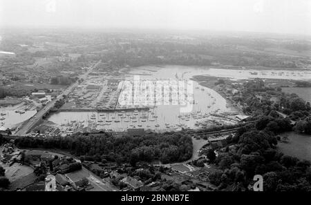 AJAXNETPHOTO. 1979. BURSLEDON, ENGLAND. - YACHTING MEKKA - LUFTAUFNAHME DES BERÜHMTEN HAMBLE FLUSSES MIT BLICK NACH OSTEN VON BURSLEDON IN RICHTUNG SWANWICK MARINA (ZENTRUM). DIAKONE BOATYARD UND BURSLEDON POOL SIND IM VORDERGRUND VOR DER BAHNLINIE SICHTBAR; DIE STRASSENBRÜCKE A27 IST LINKS.FOTO:JONATHAN EASTLAND/AJAX REF:1979 14066 Stockfoto