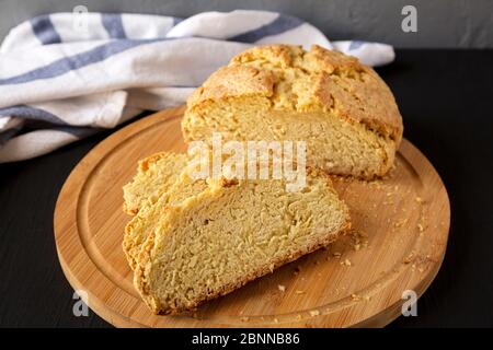 Hausgemachtes irisches Soda-Brot auf schwarzer Oberfläche, Seitenansicht. Nahaufnahme. Stockfoto