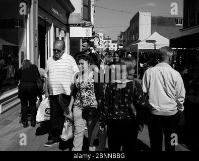 AJAXNETPHOTO. WORTHING, ENGLAND. - ÜBERFÜLLTE EINKAUFSMÖGLICHKEITEN - MONTAGUE PLACE SHOPPER IN DER FRÜHLINGSSONNE. FOTO: JONATHAN EASTLAND/AJAX REF:LM2 151605 107 Stockfoto