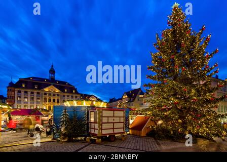 Weihnachtsmarkt, Marktplatz, blaue Stunde, Weihnachtsdekoration, Coburg, Franken, Bayern, Deutschland, Europa Stockfoto