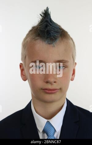 Porträt eines Jungen mit einem blauen Mohawk in einem Business-Anzug Stockfoto