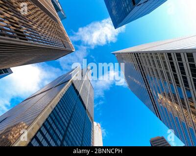 Blick nach oben auf die sehenswürdigkeiten und hohen Bürogebäude des wolkenkratzers von chicago. Verschiedene Architekturstile. Illinois usa. Stockfoto