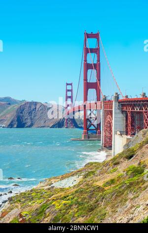 Blick auf die Golden Gate Bridge vom Bakery Beach, San Francisco, Kalifornien, USA Stockfoto
