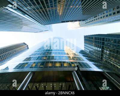 Blick nach oben auf die sehenswürdigkeiten und hohen Bürogebäude des wolkenkratzers von chicago. Verschiedene Architekturstile. Illinois usa. Stockfoto