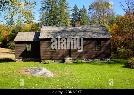 Daniel Webster Geburtsort State Historic Site in Franklin, New Hampshire während der Herbstmonate. Diese restaurierte Hütte ist mit der 1782 bir verbunden Stockfoto