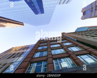 Blick nach oben auf die sehenswürdigkeiten und hohen Bürogebäude des wolkenkratzers von chicago. Verschiedene Architekturstile. Illinois usa. Stockfoto