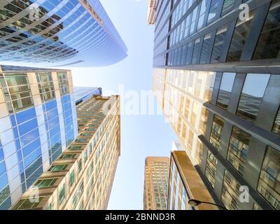 Blick nach oben auf die sehenswürdigkeiten und hohen Bürogebäude des wolkenkratzers von chicago. Verschiedene Architekturstile. Illinois usa. Stockfoto