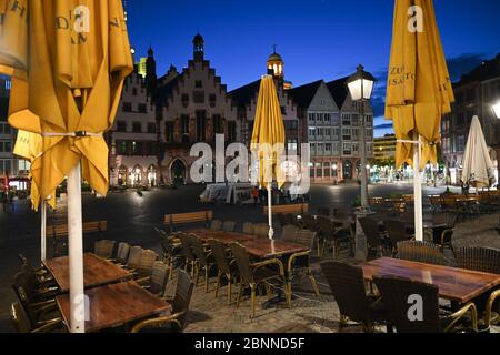 15. Mai 2020, Hessen, Frankfurt/Main: Leere Tische und Stühle stehen abends nach Schließung vor einem Restaurant auf dem Römerberg. Foto: Arne Dedert/dpa Stockfoto