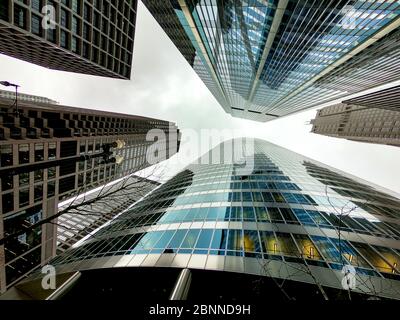 Blick nach oben auf die sehenswürdigkeiten und hohen Bürogebäude des wolkenkratzers von chicago. Verschiedene Architekturstile. Illinois usa. Stockfoto