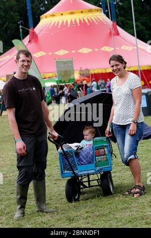 Greenman Festival, Crickhowell, abgebildet ist eine Familie, die am 18. August auf dem Glan Usk Estate Crickhowell, Powys Wales, die Sonne genießt. ©PRWPho Stockfoto