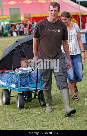 Green man Festival, Crickhowell, abgebildet ist eine Familie, die die Sonne genießt, am 18. August auf dem Glan Usk Estate Crickhowell, Powys Wales. ©PRWPh Stockfoto