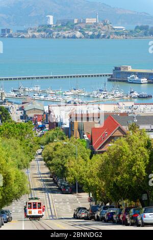 Powell-Hyde-Auto mit Alcatraz im Hintergrund, San Francisco, Kalifornien, USA Stockfoto