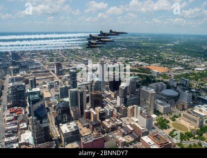 Nashville, Usa. März 2020. Die U.S. Navy Air Demonstration Squadron, die Blue Angels, fliegen in Formation über Downtown Nashville, während der Amerika Starken Überführung 14. Mai 2020 in Nashville, Tennessee. America Strong ist ein Gruß der Marine und der Luftwaffe, um im Rahmen der COVID-19-Pandemie Beschäftigte im Gesundheitswesen, Ersthelfer und andere wichtige Mitarbeiter zu würdigen. Kredit: Cody Hendrix/U.S. Navy/Alamy Live News Stockfoto