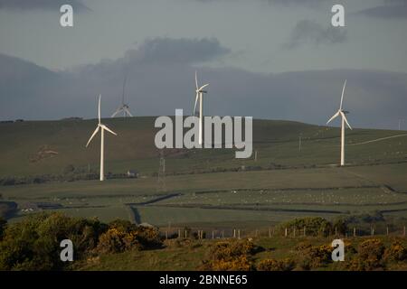 Sandscale Hawes National Nature Reserve, Barrow-in-Furness, Cumbria, Großbritannien. Mai 2020. Wetter in Großbritannien. Ein kalter Nordwestwind vor der Irischen See mit Sonnenschein und blauem Himmel von der Cumbrian Coast. Blick auf die Windräder auf den Furness Fells über dem Dorf Kirby von Sandscale Hawes an der Cumbrian Coast aus gesehen. Credit:Greenburn/Alamy Live News. Stockfoto