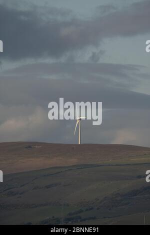 Sandscale Hawes National Nature Reserve, Barrow-in-Furness, Cumbria, Großbritannien. Mai 2020. Wetter in Großbritannien. Ein kalter Nordwestwind vor der Irischen See mit Sonnenschein und blauem Himmel von der Cumbrian Coast. Blick auf die Windräder auf den Furness Fells über dem Dorf Kirby von Sandscale Hawes an der Cumbrian Coast aus gesehen. Credit:Greenburn/Alamy Live News. Stockfoto