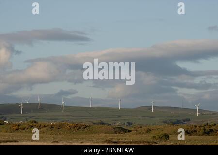 Sandscale Hawes National Nature Reserve, Barrow-in-Furness, Cumbria, Großbritannien. Mai 2020. Wetter in Großbritannien. Ein kalter Nordwestwind vor der Irischen See mit Sonnenschein und blauem Himmel von der Cumbrian Coast. Blick auf die Windräder auf den Furness Fells über dem Dorf Kirby von Sandscale Hawes an der Cumbrian Coast aus gesehen. Credit:Greenburn/Alamy Live News. Stockfoto