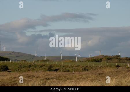 Sandscale Hawes National Nature Reserve, Barrow-in-Furness, Cumbria, Großbritannien. Mai 2020. Wetter in Großbritannien. Ein kalter Nordwestwind vor der Irischen See mit Sonnenschein und blauem Himmel von der Cumbrian Coast. Blick auf die Windräder auf den Furness Fells über dem Dorf Kirby von Sandscale Hawes an der Cumbrian Coast aus gesehen. Credit:Greenburn/Alamy Live News. Stockfoto