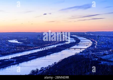 Wien, Blick vom Leopoldsberg nach Wien, Donaubrücken bei Sonnenaufgang, Übersicht, Österreich Stockfoto