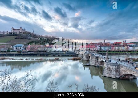 Blick über den Main, Festung Marienberg, Alte Mainbrücke, Würzburg, Franken, Byern, Deuzschland, Stockfoto