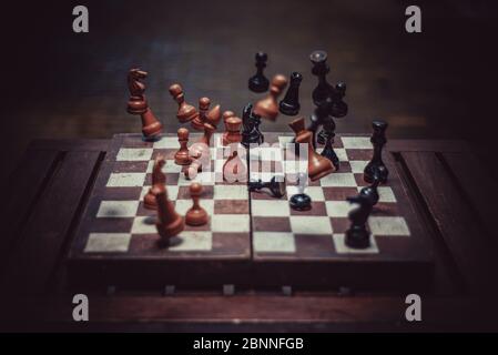 Fallende Schachfiguren auf dem Schachbrett Stockfoto