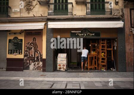 Malaga, Spanien. Mai 2020. Ein Mann, der in einigen Städten an einer Bar vor der Wiedereröffnung während der teilweisen Sperrung nach Beginn der Phase 1 gesehen wurde.Spanien durchläuft den Plan der Abseilung in Richtung einer "neuen Normalität" durch Lockerung der Maßnahmen, die durch den Ausbruch der COVID-19 entstanden sind. Kredit: Jesus Merida/SOPA Images/ZUMA Wire/Alamy Live News Stockfoto