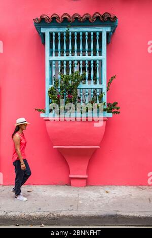 Frau, die die Straßen von Cartagena in Kolumbien erkundet Stockfoto