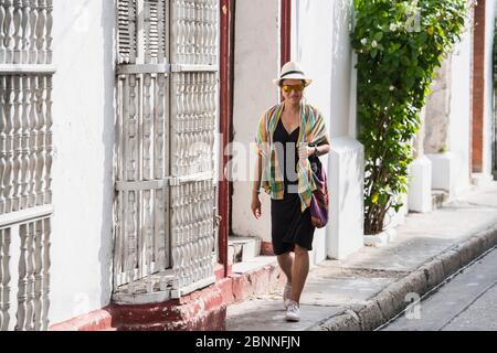 Frau, die die Straßen von Cartagena in Kolumbien erkundet Stockfoto