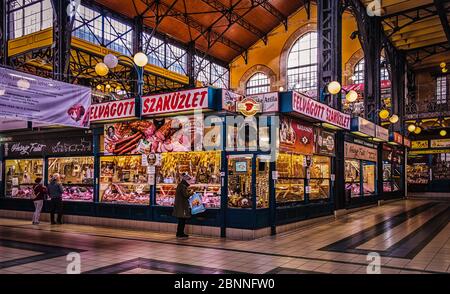Budapest, Ungarn, März 2020, Metzgerei in der zentralen Markthalle Stockfoto