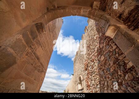 Hauptstadttor bei Badajoz Alcazaba der Almohade Ära, Extremadura, Spanien. Spitz zulaufende Hufeisenbogen aus Granit-Aschenlaren Stockfoto